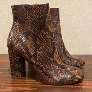 Steve Madden Snake ankle boot size: 8.5
